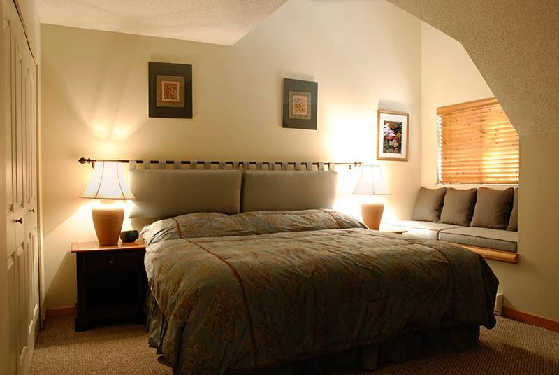 Whistler Lake Placid Lodge bedroom